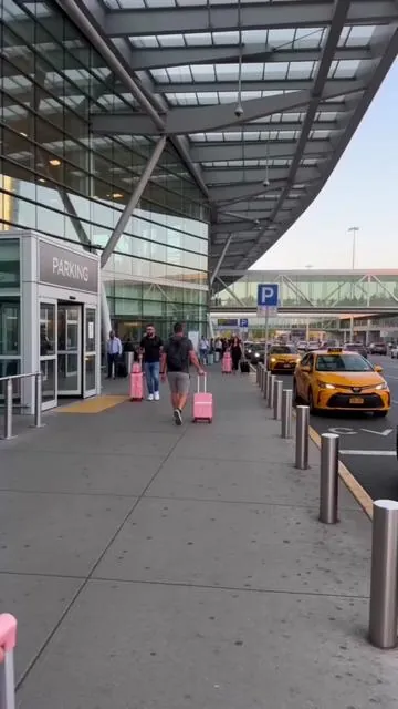 You’re getting the suitcase the features AND free shipping #tiktokshop #luggage #Summervibes #carryon #airplane 