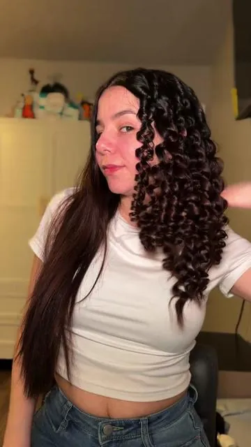 Ok pero sean sinceras… ¿mitad izquierda o derecha? 🫣 siento que los rizos cambian mucho la cara ¿tú qué opinas? 🥰 #curlyhair #rizadoradecabello #rizos #tiktokshopfinds #cabellorizado 