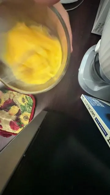 No me imaginaba que existiera una forma más fácil de hacer tortilla, de huevo, mal pensada, no de harina ni de maíz, pero parece que sí, y si la hay, yo tenía que probarlo.  Compré este tarequito y me encantó, te lo dejo para que me copies 😝 No lo tienes que comprar aquí. En Amazon hay también pero ya que te enteraste conmigo! 😘 Además aquí es más barato. #doublesidedskillet