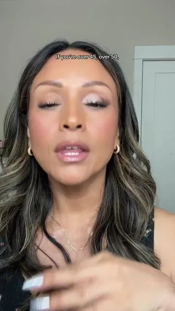 Waterproof shadow liners? Yes please!! 😍 Using Smoke Show & Gaze.  @tarte cosmetics  #over40makeup #makeupglowing ##dewymakeup #bronzedmakeup 