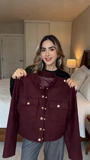 Chaqueta casual para mujeres con detalle de botones material tejido tela gruesa diseño estampado aleatorio para otoño e invierno 