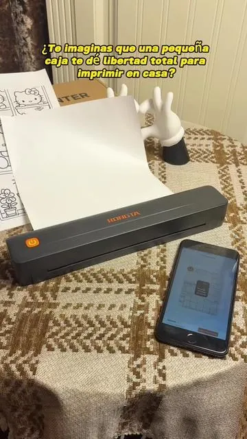 ¡Espera!🤯 ¡Por fin una impresora que puedo llevar a todos lados! Se conecta por Bluetooth a mi celular, imprime fotos, PDFs o listas sin tinta. Tamaño bolsillo, batería épica, app facilísima. ¡Estoy obsesionada! #impresoraTermica #impresoraInalambrica #impresoraPortatil #regaloParaEl #fyp 