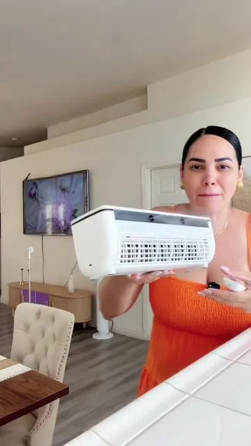 Ventilador portátil recargable con niebla helada | Chip de refrigeración por semiconductores | Montable en pared | Incluye control remoto; ideal para cocina, exteriores y vehículos recreativos (RV) | Batería de alto rendimiento de 6000 mAh.#tiktokshopcreatorpicks #tiktokshop #ventilador #ventiladorportátil #minisplit 