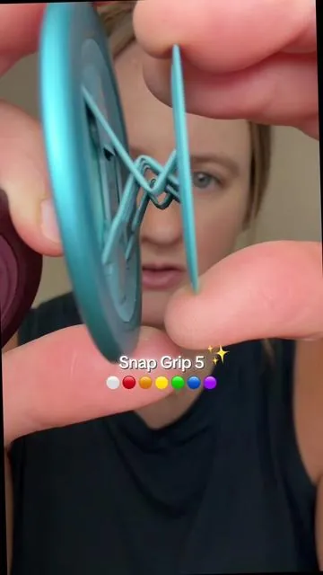 The thinnest phone grip that doesn’t suck #phonegrip #phoneaccessories #techtok #phoneholder #phonehacks @Ohsnap Official 