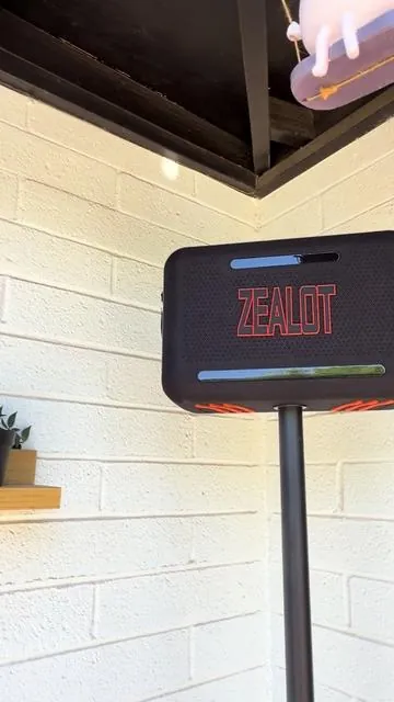 Recargable y lista para un tripod 🔊🔊🤩 #outdoors #portablespeaker #zealot #rechargeablespeaker #waterproof 