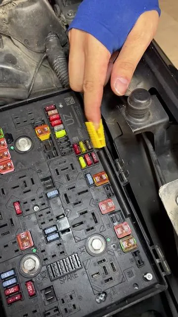 20 es el AC, 10 el limpiaparabrisas, 7.5 los vidrios. Si tu carro falla, cámbialos.  Con este probador sabrás al tiro cuál está dañado:   luz encendida = bueno, apagada = malo. Kit completo con fusibles, probador y clip.   #ProbadorDeFusibles #Fusibles #DiagnósticoEléctrico #TallerEnCasa #AccesoriosParaAuto