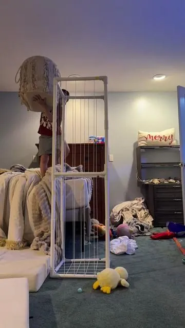 Messy rooms need storage solutions! #storagehacks #stuffedanimalstorage #bedroomorganization #kidsorganization #messyroom 