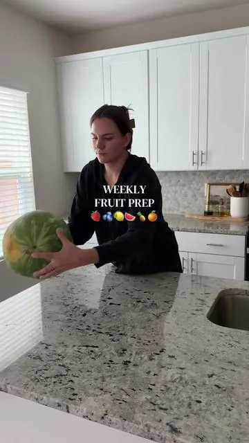 fresh cut fruit 🤝🏼 third trimester of pregnancy #fruitprep#weeklyprep#foodprep#asmr#toddlermom 