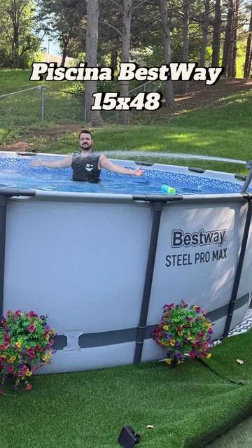 Me gustó esta piscina redonda sobre el suelo Bestway Steel Pro MAX porque se ve completa y bien pensada para disfrutar un espacio exterior con más comodidad. El diseño en color gris con impresión Prismatic Stone le da un aspecto moderno, y el tamaño mostrado de 15 ft x 48 in, con capacidad de 4,231 gal, se siente amplio sin perder ese formato práctico de piscina elevada. También valoro que el set incluya bomba de filtro de 1,000 gal con cartucho Type III-A/C, escalera, cubierta para piscina y mangueras, porque así tengo lo esencial en un solo paquete. La bomba se muestra con temporizador de encendido y apagado, algo que me parece útil para el mantenimiento diario. Puede haber ofertas o descuentos disponibles, así que vale la pena revisarlo antes de comprar. #FathersDayGift #AboveGroundPool #BackyardFun #PoolSet #summeressentials 