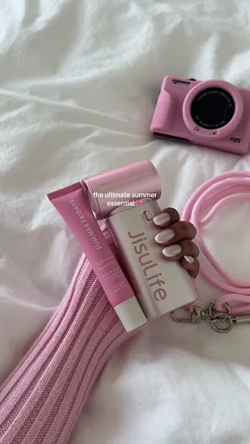 #portablefan #handheldfan #summeressentials #travelmusthaves #hotgirlsummer 