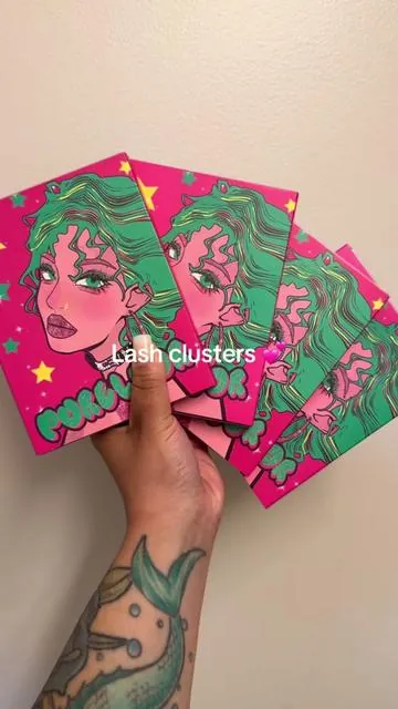 These lash clusters are so beautiful and the packaging is everything #Lashclusters #lashes #selflashes 