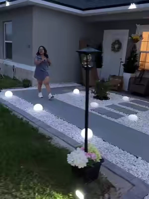 Luces solares tipo esfera con cambio de colores para darle un ambiente moderno y acogedor a jardines, patios y caminos exteriores sin cables complicados #SolarLights #GardenDecor #OutdoorLiving #dealsforyoudays #tiktokshopcreatorpicks 