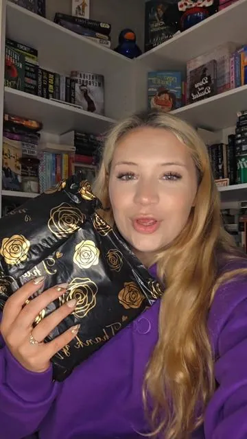 this is the cutest business ever!! support her!! 😊 #blinddatewithabook #smallbusiness #booktok #fypシ 