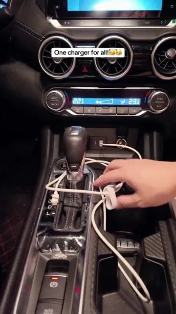 This 7-in-1 car charger is absolutely amazing! It comes with a retractable charging cable and supports fast charging.#retractablecarcharger #fastcharging #tiktokshopstockup #dealsforyoudays #fathersdaygift 
