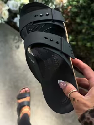 Absolutely loving this cork sole! @Crocs #crocs #crocssandals #twostrapsandals #comfortablesandals #dealsforyoudays 