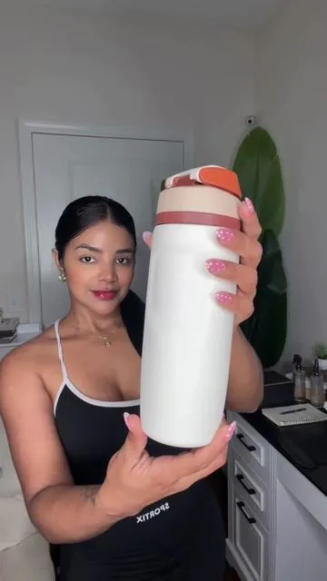 Mantén tus bebidas frías o calientes por más tiempo con una botella práctica, resistente y fácil de llevar. #WaterBottle #HydrationEssentials #TikTokShopFinds 