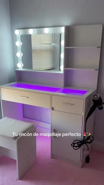 Este tocador lo tiene todo: luces LED, gran espacio de almacenamiento y enchufes integrados. 💄🤍 #SummerVibes #Tocador #MakeupVanity #vanity  #tocadoresdemaquillaje 