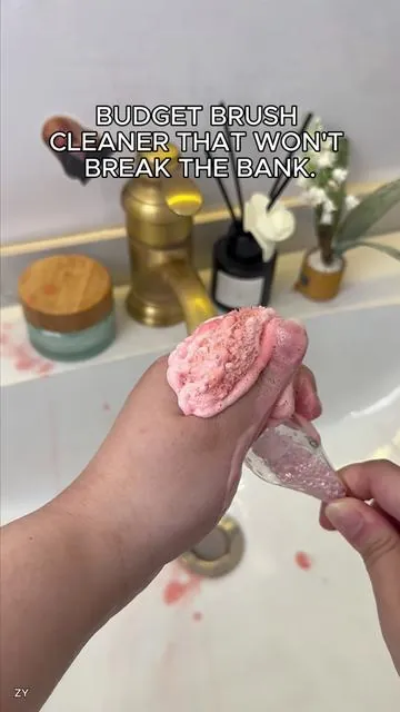 I didn’t realize how dirty my brushes were until I tried this 🤌 #MakeupBrushCleaning #MakeupHacks #BeautyEssentials #CleanBeauty #Summervibes 