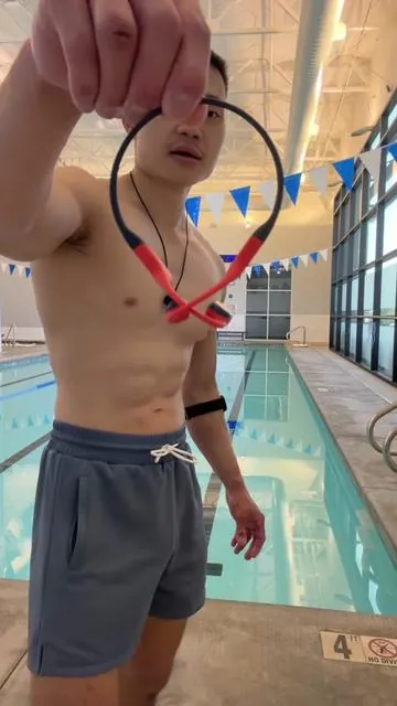Listen to your music while your swimming with the @SHOKZ Openswim Pro #openswimpro #swimmingheadphones #boneconductionheadphone #shokzheadphones 