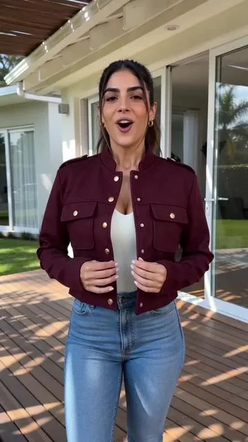 🔥 ¡DEJA DE DESPLAZARTE! Esta chaqueta bordeaux es la pieza estrella para tu armario de temporada 🔥
Esta chaqueta corta de cuello mandarín combina elegancia clásica con detalles de estilo militar. Cuenta con hombreras decorativas en los hombros, llamativos botones dorados y dos bolsillos delanteros funcionales. Su corte cropped alarga visualmente tus piernas y el color vino bordeaux combina con faldas, pantalones o vestidos de cualquier tonalidad.
Es una prenda muy versátil: úsala con pantalones vaqueros para el look diario, con minifalda para citas y salidas nocturnas, o sobre un vestido fino para eventos semi formales, ideal para días frescos de otoño y primavera.
Toca el enlace abajo para adquirirla antes de que se agoten, no te pierdas esta chaqueta que transforma cualquier look en segundos. 💌 #ChaquetaMujer #ModaDeOtoño #OOTD #ModaTikTok #TendenciaModa #ChaquetaBordeaux #RopaFemenina #OutfitDiario #LookParaSalir #ChaquetaCorta #OutfitVersatil #SalidasConAmigas #EstiloChic #InspoDeModa #PiezaImprescindible #ModaElegante #CombinacionFacil