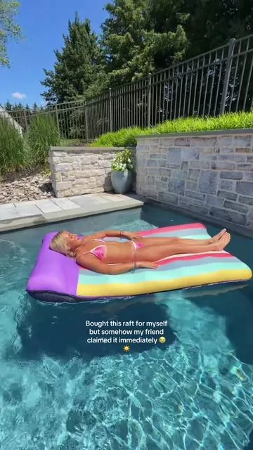 Oversized, comfy, and made for all-day floating ☀️ The built-in headrest and cooling mesh pockets make this the perfect float for pool days, lake trips, and beach vacations.