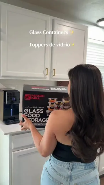 These glass containers are microwave-safe.” → Estos recipientes de vidrio son aptos para microondas.🥗✨  #magicmill #glasscontainer #señoraera #cosina #mealprep