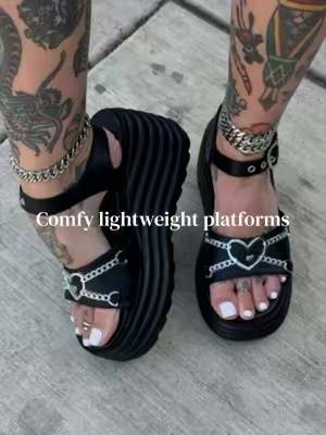 True to size 🖤 @AOSPHIRAYLIAN #altoutfits #platformsandals #platformshoes #comfyheels #chunkysandals 