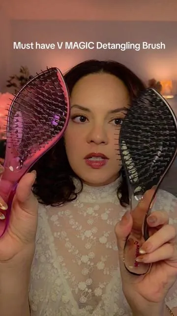 I LOVE how this feels on my scalp. The bristles are soft and thin which makes it feel so nice. 👌 #detanglingbrush #scalpbrush  #beautytok #hairtok #tiktokshop 