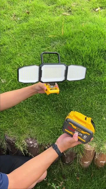 Honestamente, estoy muy impresionado con lo bien que funciona esta luz.💡✨#worklight #light #dewalt #SummerWins #TikTokShopDealsForYouDays 