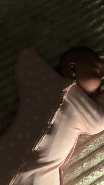 it has been a game changer 👶🏻💤🎀 #swaddledbaby #swaddle #sleepsack #babyhacks #babysleep 