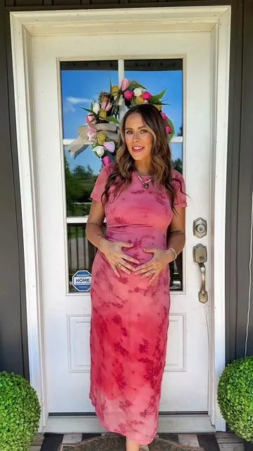So stretchy and comfy 💞 #maternityfashion #pregnancystyle #bumpfriendly #babyshowerdress #maternitydress 