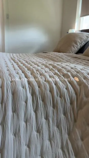 Lightweight, breathable puff quilt that makes your bed look instantly put together ✨ soft cozy feel without the bulk, perfect for year-round comfort 🤍 #summervibes #bedding #cozyhome #homedecor #bedroomrefresh