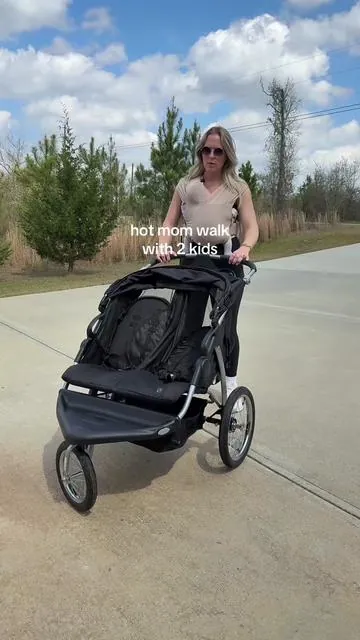 Your hot mom walks just got a lot easier 🙌🏼 cause now the workout isn’t the stroller 😅 #fitnessjourney #doublestroller #momfitness #postpartumbody #healthylifestyle 