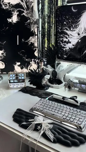 i’ve never seen a keyboard like this i love it sm!! thankyou @GravastarTikTok use code lntunedd on all gravastar products!!#tecktok #setup #keyboard #whitesetup #gothicsetup 