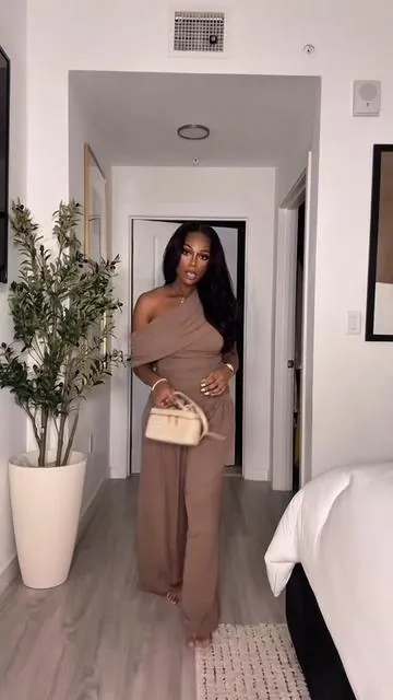 Clap it up for her 😍👏🏽👏🏽#twopieceset #elegantstyle #classystyle #blackgirltiktok 