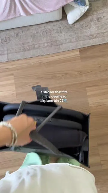 Such a lightweight travel stroller that folds up small enough to fit in the bin of the airplane 🤩👏🏻 #momcozy #momcozytravelstroller #travelstroller #toddlermom #babytraveltips 