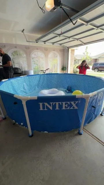 La piscina que nos sorprendió 😳🏊‍♀️ Pensábamos que sería más pequeña, pero el tamaño y la calidad superaron nuestras expectativas. • • • #PoolTok #PiscinaIntex #SummerVibes #BackyardFun #TikTokShopFinds  