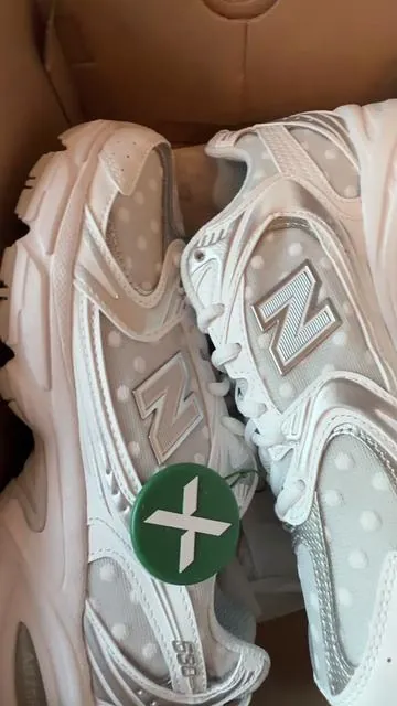 obsessed is an understatement🪽 @New Balance @StockX #newbalance530 #unboxingvideo #runningshoes #kicks #polkadots 
