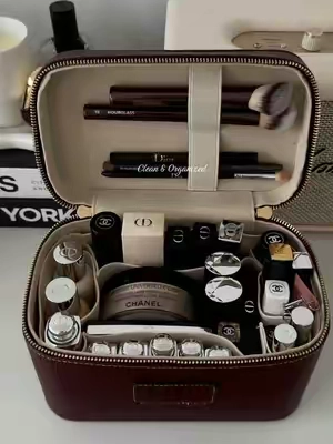 #makeupbag #whatsinmybag #beautyessentials #cleangirl #cleanbeauty 