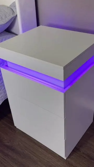 Si deseas renovar tu cuarto darle un toque moderno sin gastar mucho está mesita de noche es una excelente opción tiene puerto de carga y también luz LED está en descuento y con envío incluido #ad #dealsforyoudays #summerwins #tiktokshopdealsforyoudays #bedsidetable 