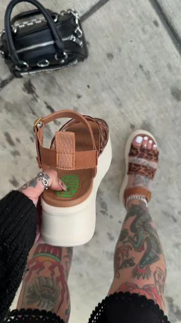 True to size ✨ @HeyDude #heydudesuperbrandday #heycation #platformshoes #platformsandals #summeroutfits 
