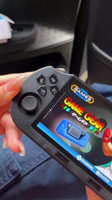 ¿Quieres volver a esa época en la que no había Wi-Fi, solo diversión y juegos? 🎮✨ Esta consola SF3000 tiene más de 3,000 juegos clásicos de los 90’s. ¡Desde Mario hasta Pokémon, King of Fighters y F1 Racing, todos los favoritos de la infancia están aquí! #qamesconsole #SummerVibes #90skids #TikTokShopDealsforYouDays #fathersdaygift 