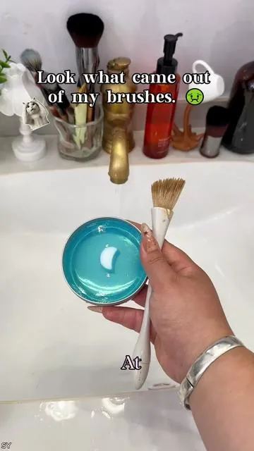 Who else can’t stop saving their dirty makeup brushes? This brush cleaning soap is a game changer 🤌 #MakeupBrushCleaning #MakeupHacks #BudgetBeauty #BeautyEssentials #Summervibes