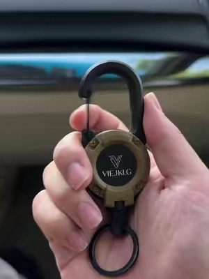 Stop using basic keychain and switch to this retractable one#outdoorgear #keychain #dealsforyoudays #summervibe #retractablekeychain 