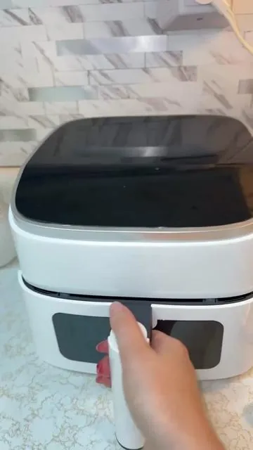 Tiene capacidad de 4 QT, pantalla digital táctil, 8 funciones preprogramadas, ventana transparente para ver la cocción sin abrirla, apagado automático, temporizador de 60 minutos y alcanza hasta 400°F.”@Sweetcrispy Official #AirFryerFinds #KitchenMustHave #TikTokShopDeals #HomeEssentials #KitchenFinds 