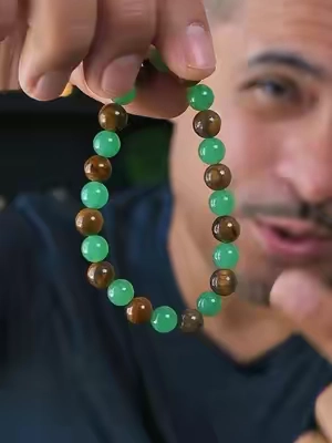 Pulsera Arpurraina de atracción monetaria con cuentas de piedras naturales asociadas en la tradición a la abundancia y la prosperidad. Combina pirita, ojo de tigre, obsidiana y hematita en formato de cuentas redondas pulidas. Diseño en cordón elástico para uso diario sin enganches ni cierres complicados. Talla unisex que se adapta a la mayoría de las muñecas. Acompaña outfits casuales y se puede usar apilada con otras pulseras. #pulseraatraccion #pulserapiedras #pulseraprosperidad #pulserasunisex #joyeriaenergetica 