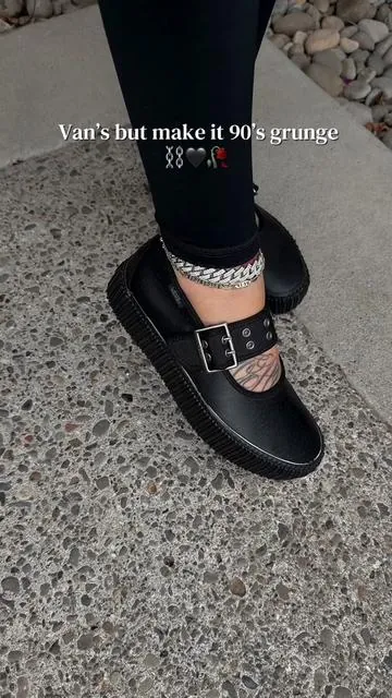 🖤 @vans #vans #maryjaneshoes #creepers #90sfashion #altgirl 