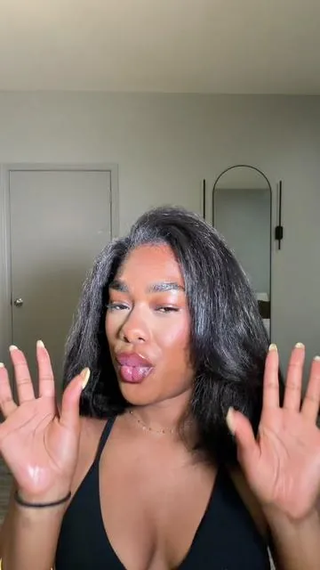 Whenever I get that itch again I can just throw this wig on problem solved! 😍 @mscocowig #mscocohair #Summervibes #wiginstall #gluelesswig #half wig bob wig  