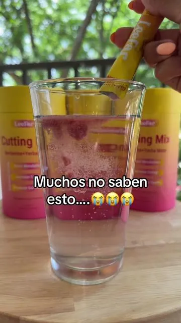 El LeeFar Cutting Mix ✨🍓 se volvió parte de mi rutina diaria porque es súper fácil de preparar y llevar a cualquier lado. Solo tomo 1 sobre al día en la mañana 😮‍💨🤍 Perfecto para mujeres y hombres +30 que buscan una bebida funcional para complementar su wellness routine 👀✨ #wellness #dailyroutines #dealsforyoudays #superbrandday #TikTokShopCreatorPicks 