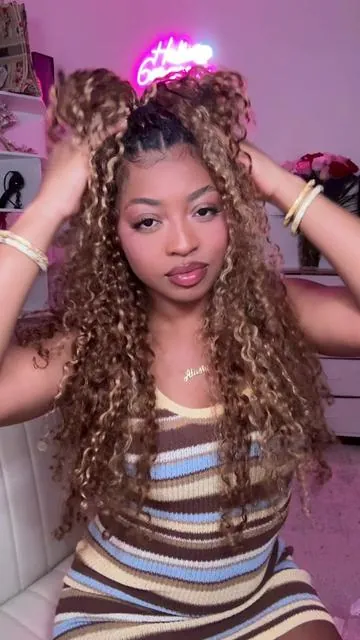 If you want good hair for the summer that comes colored, 😍🔥this is the hair that you want to get🤏🏽❤️@oqhairshop @OQHAIR @OQ HAIR STORE #oqhair #burmesecurly #crochethair #miracaleknots #highlighthair 